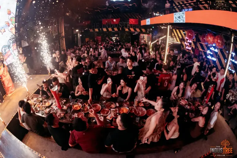 Mâm món trên bàn dài tại The Industree