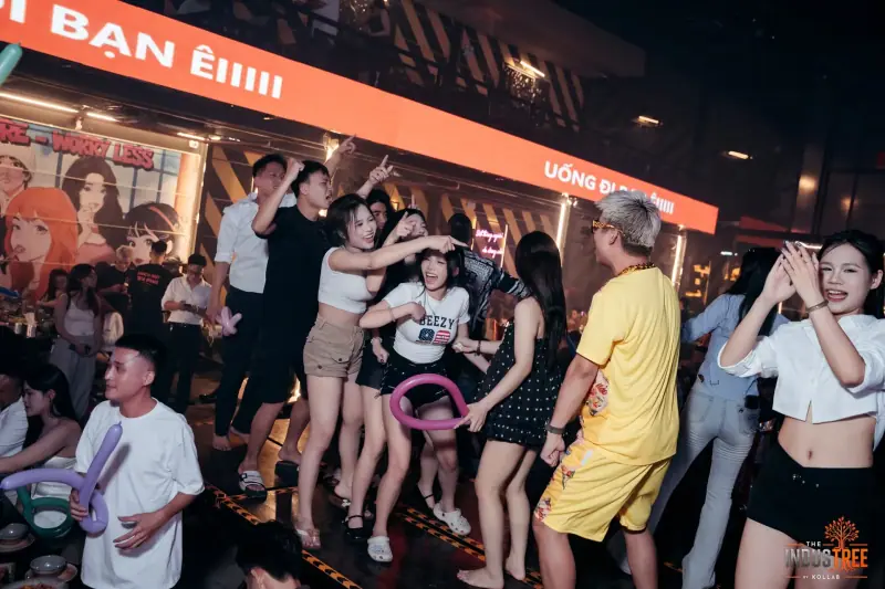 Mâm món trên bàn dài tại The Industree